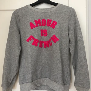 Grå amour is french collegetröja  - En jätte fin grå collegetröja från jubylee med rosa text. Är i gott skick och i storlek s/m. 