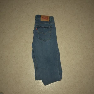 Levis 510 - Säljer ett par Levis 510 då jag inte använder dem för de inte passar mej har haft de i ett år då jag fick de i present men använde de aldrig dem är som ny skick Inge slitna alls