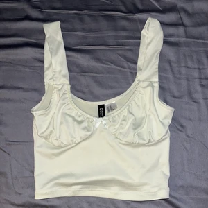 Grönt linne  - Så gulligt linne från HM! Köpt här på Plick men säljer då det inte satt riktigt som jag ville. Vet inte om det framgår riktigt men linnet är ljust grönt och helt perfekt nu till sommaren!! (Sista bilden är lånad) Köparen står för frakten!