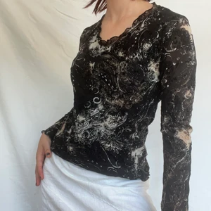 Svart mesh fairy topp - Helt underbar svart mesh topp med fina sammetdetaljer. Visas på en s men passar även större. Plagget är i gott skick utan defekter. Frakten ligger på 51kr spårbar. 