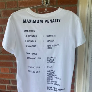 Helmut Lang t-shirt - Helt ny och oanvänd, köpt på Hypestein. Kvitto finns.  Den har ej kommit till användning. Pris kan diskuteras vid snabb affär 