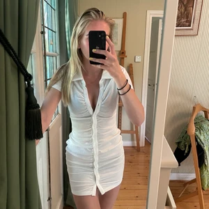 Vit festklänning  - Supersöt tight klänning från Shein i storlek xs, helt oanvänd. Perfekt nu i sommar till fester. Den är något genomskinlig men ljusa underkläder syns inte igenom! Mycket stretchig så passar en S lika bra. 