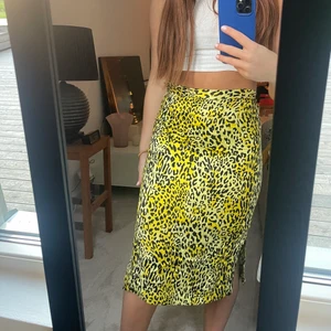 Kjol - Kjol från Baum und pferdgarten, nypris 2000kr. Använt 3 gånger. Säljer på grund av inte min stil Köparen står för frakt