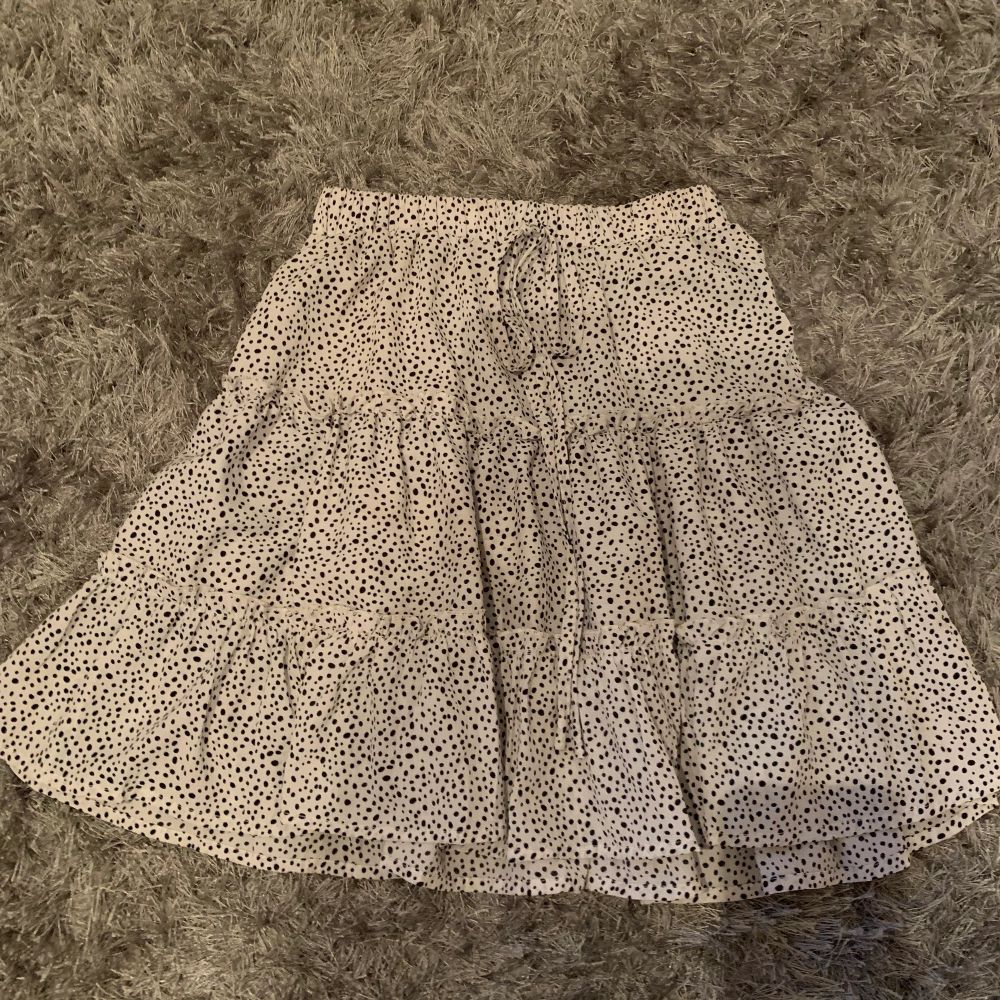 Fin prickig kjol som köptes på Shein förra sommaren. Säljer då den sällan kommer till användning. Skriv vid  intresse eller frågor! . Kjolar.