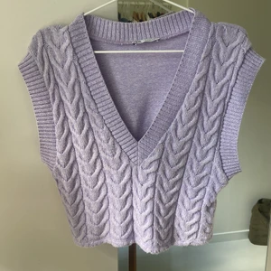 Lila väst från zara - Jätte bekväm och fin väst från zara, jätte snygg på sommaren utan något under, väldigt fint skick och ett bra att ha plagg