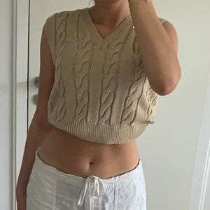 Väst - En superfin sandfärgad stickad väst. Den passar perfekt till linnebyxor nu under sommaren! Den är från Urban Outfitters märke iets frans… och går inte att hitta i butik längre. Den är dessutom oanvänd med prislappen kvar❤️