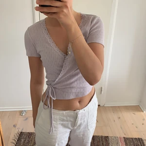 Lila omlott topp - En jättefin lila omlott topp från Urban Outfitters som inte längre finns tillgänglig i butik. Den är använd endast en gång och  passar perfekt med linnebyxor! ❤️ Det är storlek XS men den passar även mig som har S.
