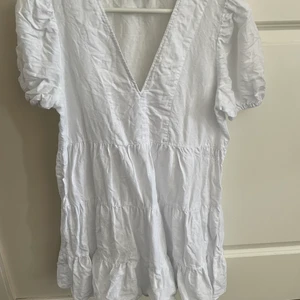 Vit Zara klänning - Vit zara klänning i Linne. Använd några gånger. Bra skick. Nypris: 359kr