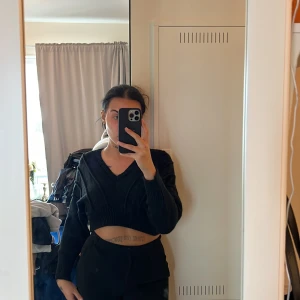 Croppad stickad  - Köpt i Göteborg, kommer Dessvärre inte ihåg butiksnamnet. 