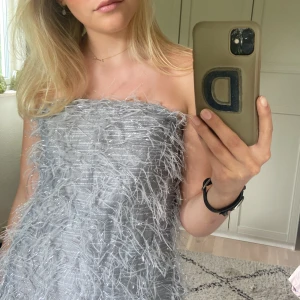 Klänning - Kollar intresset på denna💖 den går att ha utan band eller med knyte runt halsen. Helt underbar! Kom med egna prisförslag.