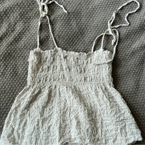 Ett linne från zara i storlek m  - Ett linne från zara som är i storlek M, skulle säga att den passar alla xs/s/m, använt kanske 2 gånger💕