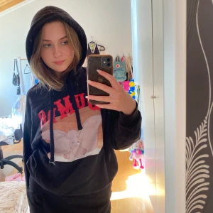 Dumbo hoodie - Supersöt Dumbo hoodie från Disneys collab med pullandbear! 🐘🥺 Är ”normal” i storleken och passar mig perfekt som vanligen har S! 😊