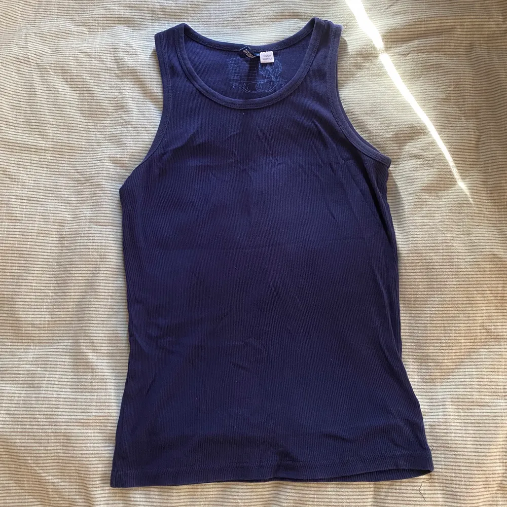Mörkblått ribbat linne från H&m (köpt second hand) i storlek M, passar mer som S). Säljer då det aldrig kommer till användning.. Toppar.