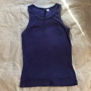 Mörkblått ribbat linne från H&m (köpt second hand) i storlek M, passar mer som S). Säljer då det aldrig kommer till användning.
