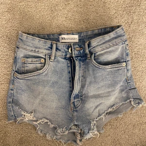 Shorts - Fina jeans shorts från zara. Tyvärr försmå nu så måste sälja💕Jättefint skick