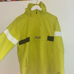 FILA windbreaker - Fila - Windbreaker! Använt få gånger! Storlek M men kan passa L!  Ordinarie pris 1000kr. Pris kan diskuteras!!
