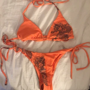 Bikiniset  - Helt nytt bikiniset från Shein i storlek M men är som storlek S. Oanvänt och skyddsplast är kvar i underdelen. Överdelen har uttagbara inlägg. 