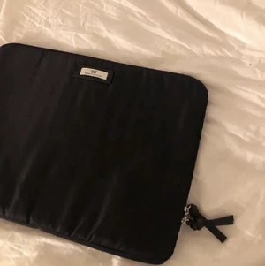 Datafodral  - Säljer detta snygga datafodralet från DAY, då den var för stor för min egna dator. Köpt för 399kr, säljer för 180