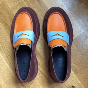 Jättefina skor från camper - Säljer då de tyvärr är för små för mig. Aldrig använda. Köpt för 1300kr. Storlek 39 men passar även 38💗💗
