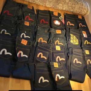 y2k/streetwear Evisu byxor - Säljer min kollektion av evisu byxor, har många som jag inte behöver längre! Storleken varierar från 32 midje till 34! Bud från 2000kr per st!!! INTE ALLIHOPA 