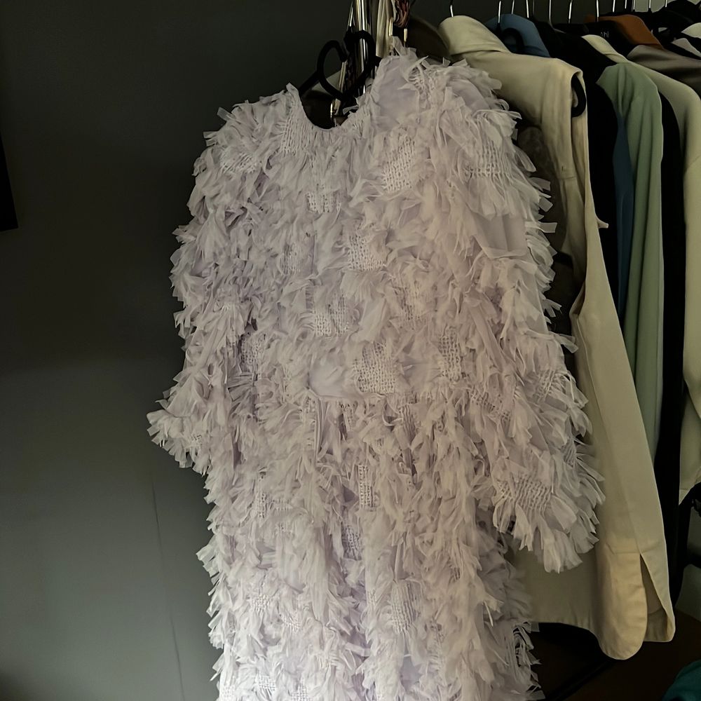 Lavendel lila festklänning, använd 1 gång. I jättefint skick är som ny! ❤️ Den sitter lite over sized men är verkligen en jätte vacker o unik klänning! Ny pris 2.400kr Pris kan diskuteras 💕. Klänningar.