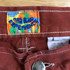 cargo pants  - Säljer mina jättesnygga roströda cargo pants! Köpta i en vintagebutik. Lågmidjade med raka breda ben.  Mjukt och lagom tunt tyg, relativt svala. Kan styleas lite hur som, men de har en nice y2k tech vibe som jag älskar!! I använt men gott skick💖🌸