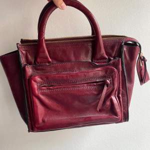 Väldigt fin röd väska från Zara! Väskbandet på bild tre ingår. Köparen står för frakten 
