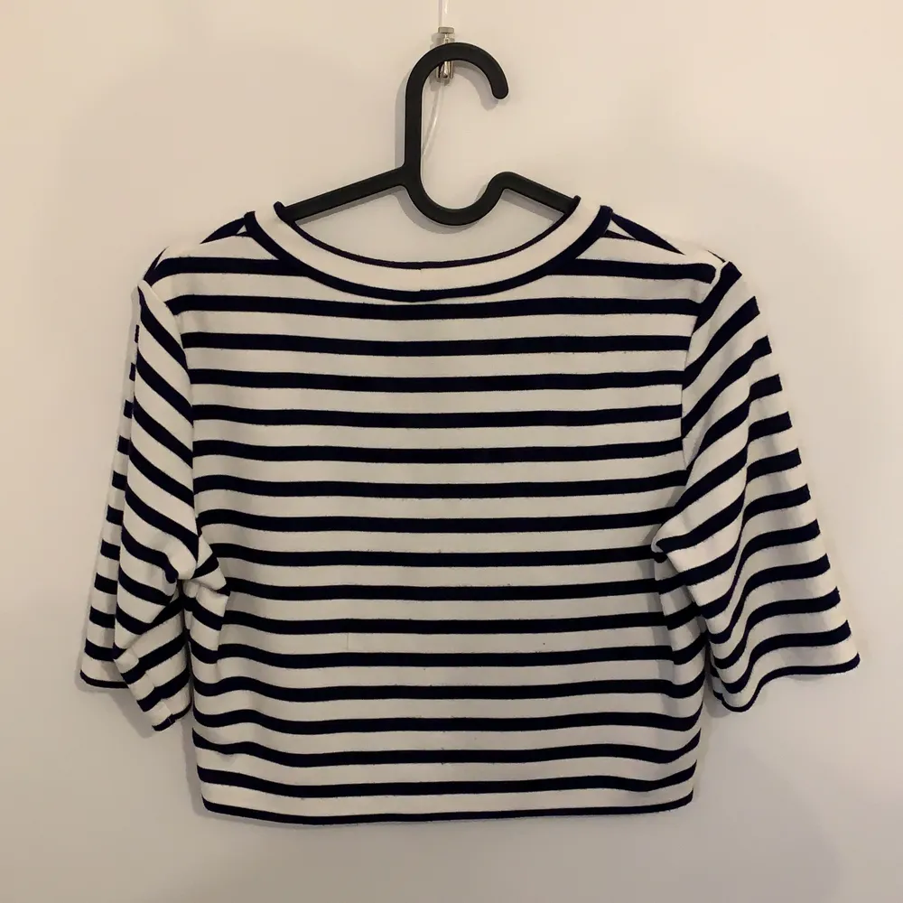 H&M Croptop in good condition. Bought for 199kr. Skjortor.