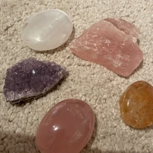 Kristaller - Kristaller som kostar 40-60kr +frakt st kontakta vilken du vill ha