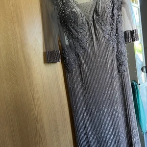 Lång klänning - Jag säljer denna klänning för 1999kr då jag köpte den för 4999kr! Den är i bra skick! 