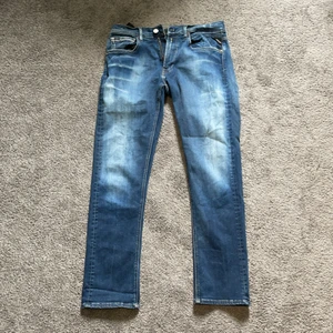 Replay jeans strl, 32 - Bara använt enstaka gång, oanvänt skick. Köpte byxorna för 1400kr 
