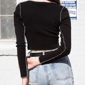 BRANDY MELVILLE CONTRAST STITCH SCOOP NECK LONG SLEEVE CROP TOP SHIRT XS/S - Brandy Melville McKenna Ribbad Långärmad Black Crop Top w White stitching. Some loose threads on underarm. Approx 38 long x 33 bust. Made in Italy. "One Size Fits All"  Gently used condition. No holes, tears, rips, stains, snags. Pet/smoke free home.