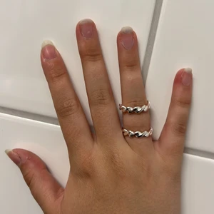 Ringar  - Säljer 2 st ringar i strl 17mm kan passa en 16mm med men inte större än de. Köpta för ett tagsen men har ångrat köpet. Buda om de är mer som är intresserade annars säljs dem för 50/st 