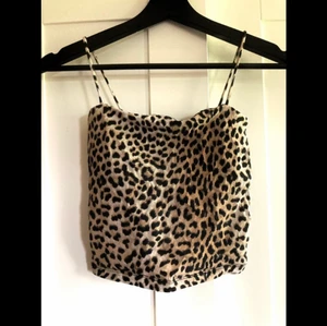 Linne med leopard mönster  - Leopardmönstrat linne i storlek XS från gina tricot. Den är lite liten för mig som är M så passar nog S bra. Använd få gånger så fint skick!☺️