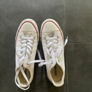 Convers - Vita låga konversation som knappt är använda, i jättefint skick. Skickas med PostNord, frakten ingår ej i priset