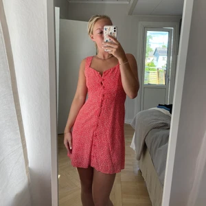 Blommig klänning från & other stories - Säljer den somriga röda klänning med vita blommor. Den har tyvärr blivit för liten på mig. Skicket är mycket bra på den då den endast är använda et fåtal gånger. Frakt tillkommer om inget annat är överenskommet ☺️