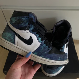 Air Jordan 1 Retro High Tie Dye (W) - ca 2 år gamla men är fortfarande i gott skick. köptes för ca 3500kr. kan mötas upp i Uppsala eller Stockholm