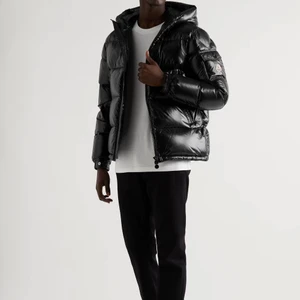 Minglet jacka - Som ny, köpt för 8 månader sedan på NK och har knappt använts. Har verifierats som äkta genom monclers hemsida, kan även mötas vid moncler butik. Storlek 2, vilket motsvarar M, men kan passa som S. Kan skickas/mötas, pris kan diskuteras vid snabb affär.