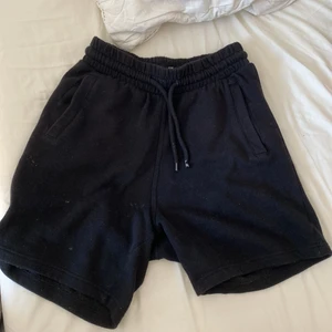 Shorts - Säljer dessa coola shorts då dom inte längre passar mig. Köpt från hm i storlek xs. Nypris ca 190kr men eftersom de är slitna så säljer jag dem för 60kr. Köparen står för frakt eller så kan vi mötas upp 💕
