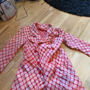 Vintage kavaj! - Röd-rosa kavaj/kofta från 60-70-talet! Superbra för en färgklick som layering!