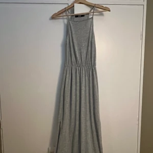Grå klänning  - Denna klänning passar bra till sommaren, väldigt luftig och skön.  OBS, står inte för frakten. 