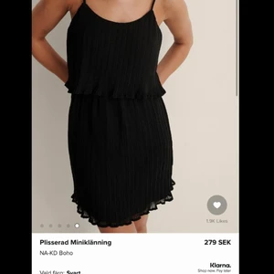 svart plisserad klänning  - Från NAKD!! Sitter så fint 💛💛💛 Storlek S, slutsåld i många storlekar på hemsidan! Köpte för 279kr, säljer för 170kr + frakt. Använd vid ett tillfälle 💕