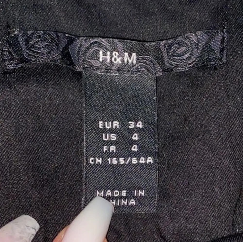 En svart kjol ifrån hm i stolek 34/32 (xs/s) sitter jättefint på o inga fläckar eller hål! Säljer för 100kr+frakt . Kjolar.