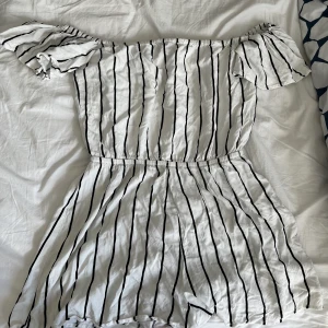 Off shoulder playsuit  - Jättefin och skön off shoulder playsuit från H&M. Använd fåtal gånger. Bra skick!