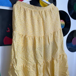 Sommrig kjol - En superfin gul kjol med vita små blommor på som använts 1 gång på en middag men är helt oanvänd i övrigt, därav att den är lite skrynklig.  Resår i bak i midjan så passar även om man är lite större eller mindre än strl 42 ❤️ 50kr + frakt