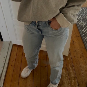 Zara Jeans - Sjukt snygga jeans från Zara i modellen ”mid rise jeans” nästan helt oanvända då jag har flera andra i denna modell🧡