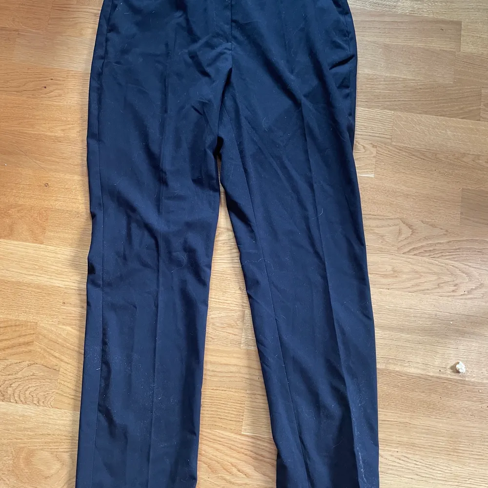ett par marinblåa kostymbyxor säljes, jättefina men inte min modell 💕   oanvända    . Jeans & Byxor.