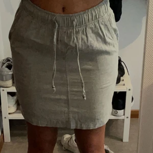 Linneskjol från Esmara  - Säljer min ljusblåa/gråa linneskjol. Använd ett par gånger i mycket gott skick. Står inte riktigt vilken storlek de är men jag är Xs/S så skulle nog säga i de storlekarna. Kjolen har även ett resårband vilket gör den stretchig och bekväm att ha på. 