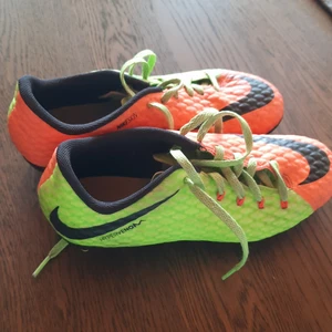 Nike stl 36 - Jätte bra att spela fotboll med å