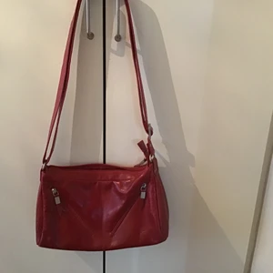 Röd superfin väska !!  - Skickar postbevis när man köper :) 90 tals inspirerat <3 (KÖP FÖR 159 ink frakt elr eget bud)